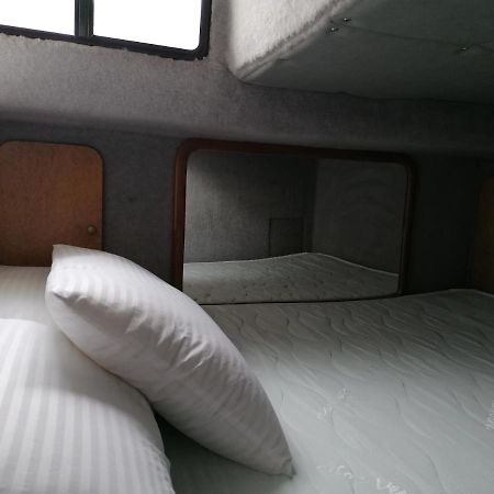 Sejour Insolite Sur Un Yacht. Bateau Hotel A Quai. La Rochelle  Dış mekan fotoğraf